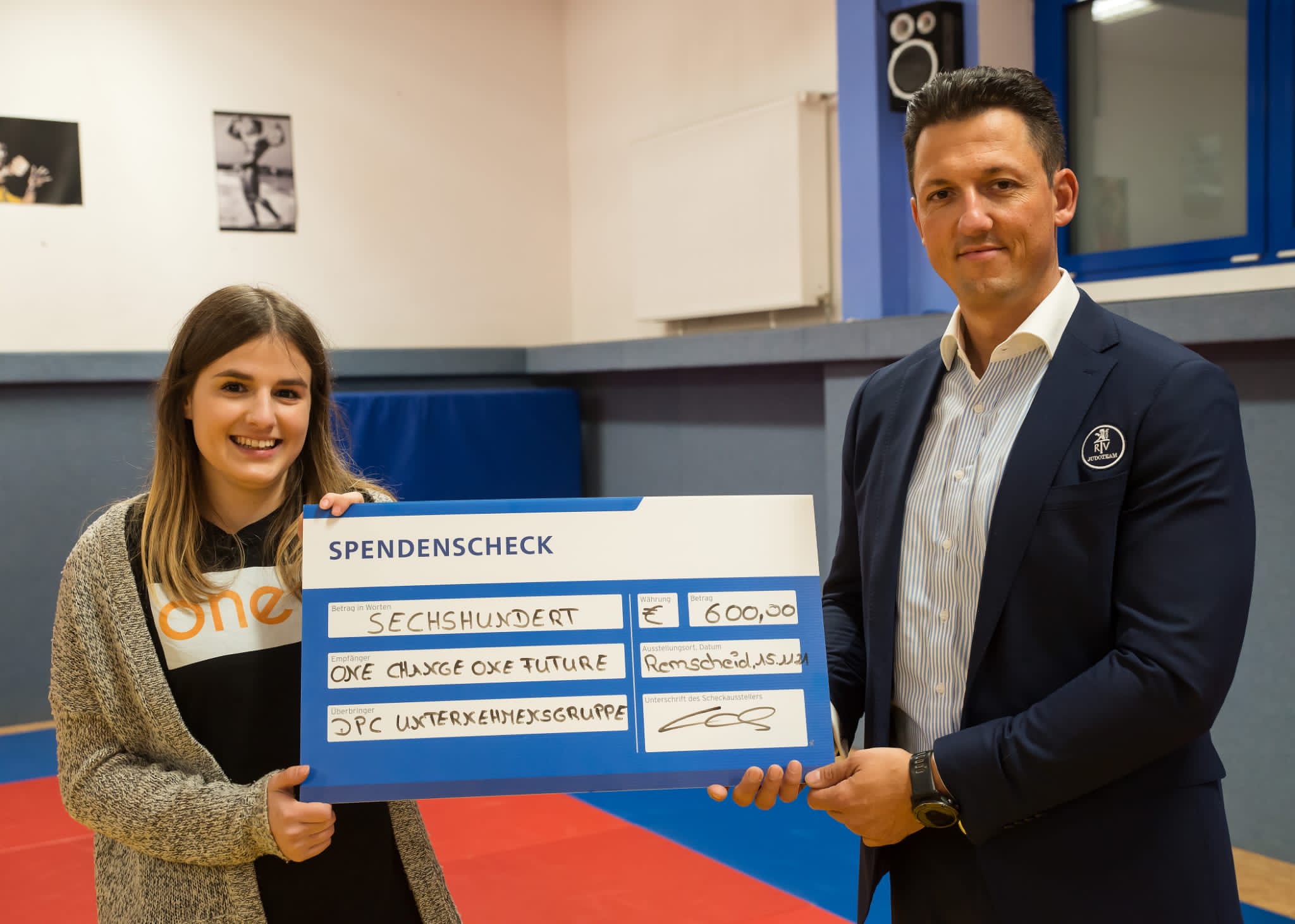 Spendenscheck-Übergabe an ONE CHANGE ONE FUTURE — Remscheider Unternehmen