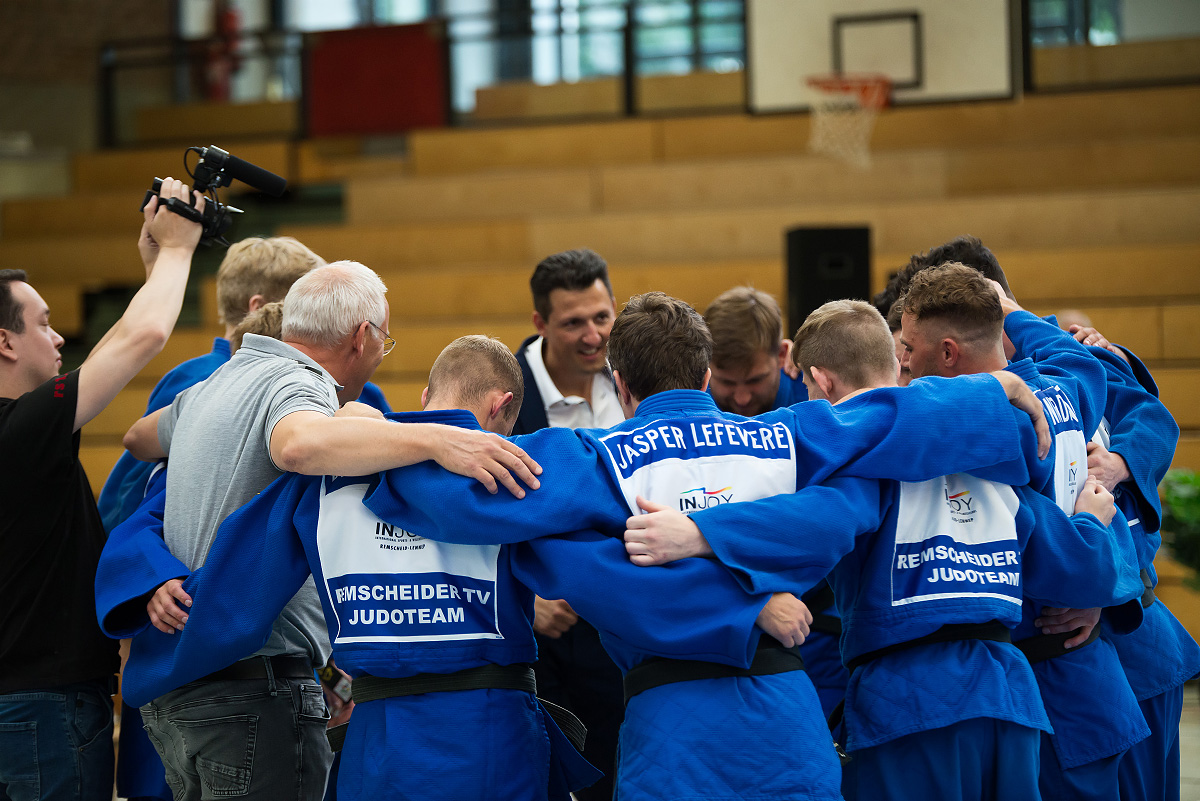 René Endres im Team-Huddle mit dem Remscheider TV Judoteam